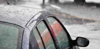 Tips Agar Aman Mengendarai Mobil Saat Hujan