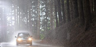 Tips Berkendara Aman Saat Turun Hujan